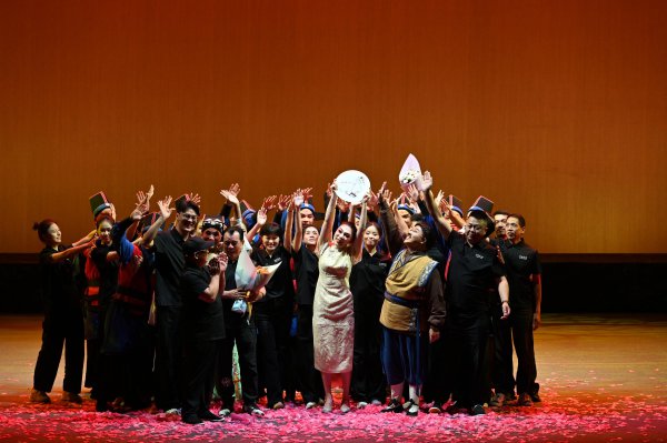 从靠近失传到五登国度大剧院 梅花奖得主鲍陈热演绎《我的台州乱弹》赢得北京不雅众感动喝彩